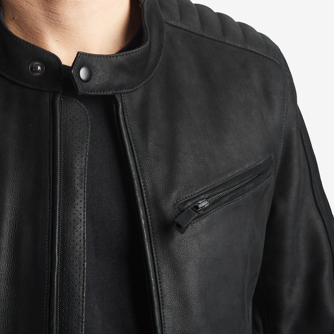 Pando Moto TATAMI LT 01 Motorrad-Jacke - black. Klassische Leder-Motorradjacke für den passenden Caferace-Look. CE-AA Level geprüfte Motorradjacke aus Leder inkl. Protektoren & herausnehmbarem Innenfutter.