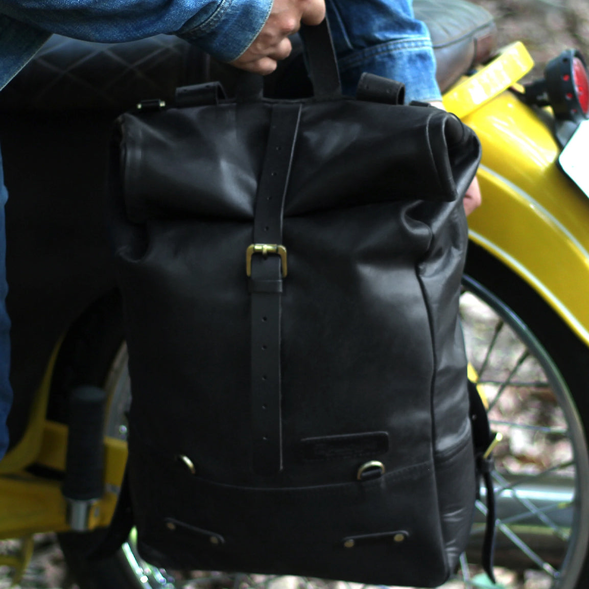 Trip Machine Backpack Pannier Classic - black. Klassische Motorrad-Gepäcktasche aus schwarzem Leder im Retro-/Vintage-Stil, mit 15 Liter Volumen perfekt für einen Mehr-Tages Ausflug. Einfaches Montagesystem an nahezu jedem Motorrad möglich.