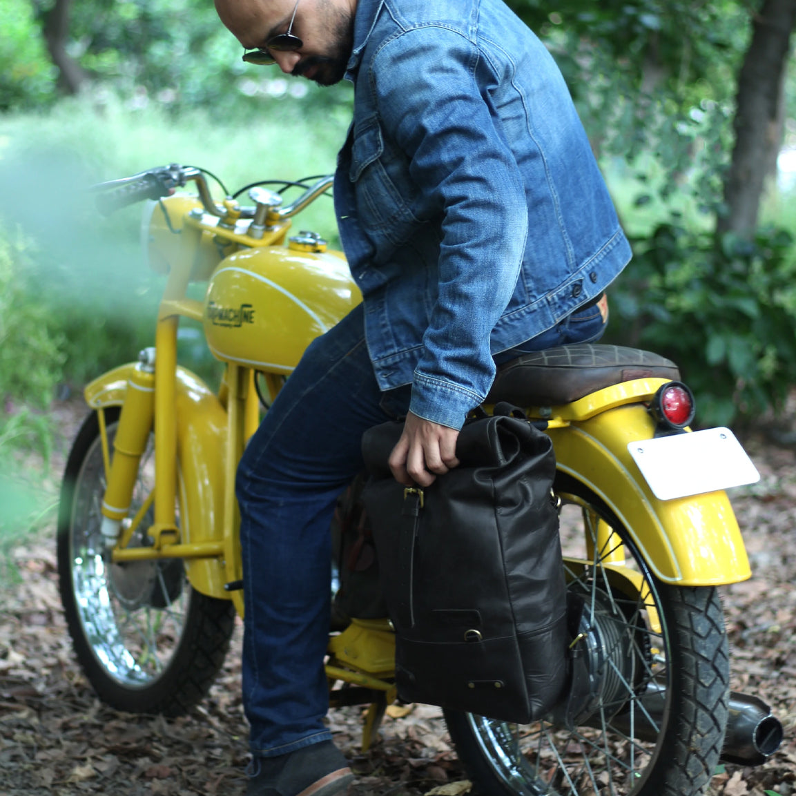 Trip Machine Backpack Pannier Classic - black. Klassische Motorrad-Gepäcktasche aus schwarzem Leder im Retro-/Vintage-Stil, mit 15 Liter Volumen perfekt für einen Mehr-Tages Ausflug. Einfaches Montagesystem an nahezu jedem Motorrad möglich.
