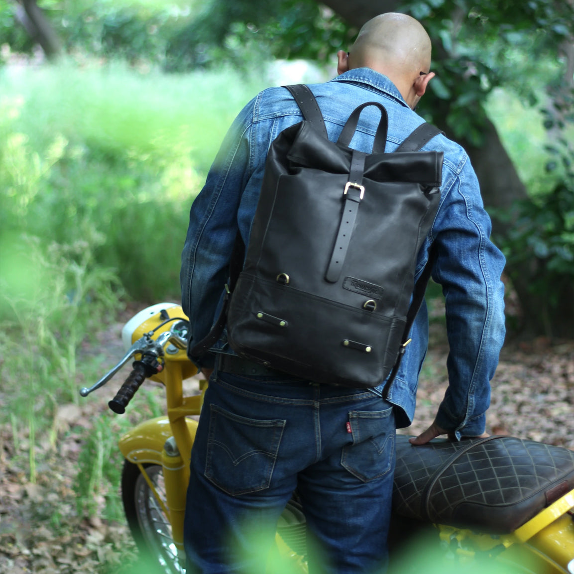 Trip Machine Backpack Pannier Classic - black. Klassische Motorrad-Gepäcktasche aus schwarzem Leder im Retro-/Vintage-Stil, mit 15 Liter Volumen perfekt für einen Mehr-Tages Ausflug. Einfaches Montagesystem an nahezu jedem Motorrad möglich.