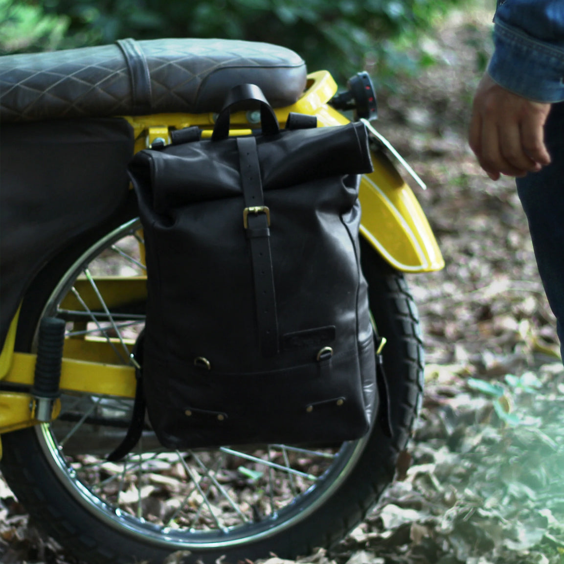 Trip Machine Backpack Pannier Classic - black. Klassische Motorrad-Gepäcktasche aus schwarzem Leder im Retro-/Vintage-Stil, mit 15 Liter Volumen perfekt für einen Mehr-Tages Ausflug. Einfaches Montagesystem an nahezu jedem Motorrad möglich.