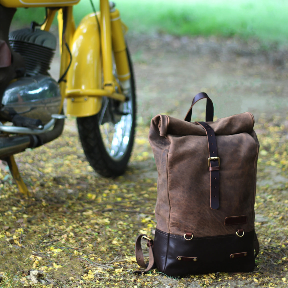 Trip Machine Backpack Pannier Classic - tobacco. Klassische Motorrad-Gepäcktasche aus dunkelbraunen Leder im Retro-/Vintage-Stil, mit 15 Liter Volumen perfekt für einen Mehr-Tages Ausflug. Einfaches Montagesystem an nahezu jedem Motorrad möglich.