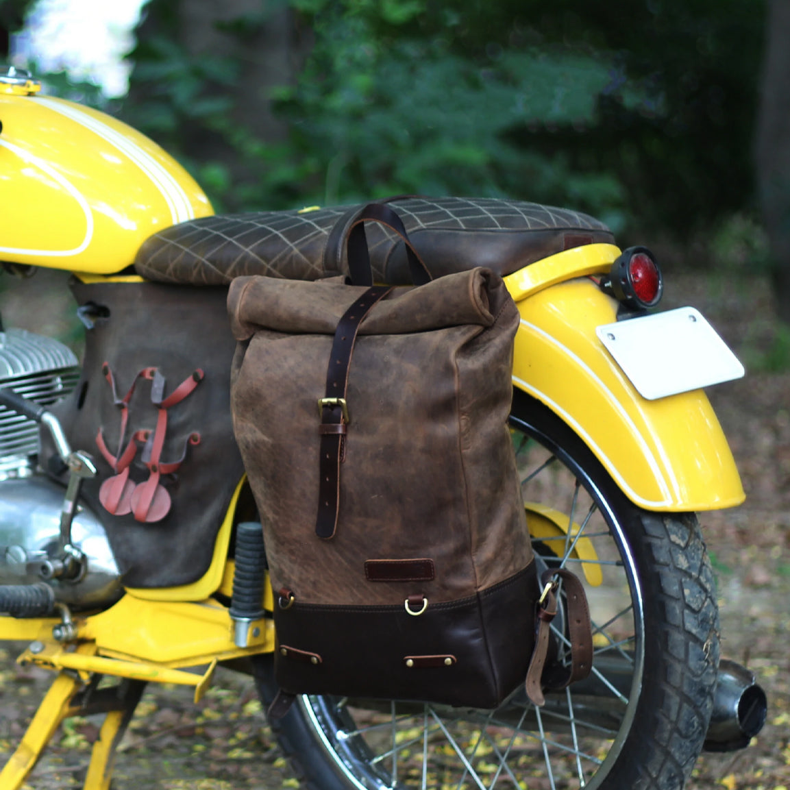 Trip Machine Backpack Pannier Classic - tobacco. Klassische Motorrad-Gepäcktasche aus dunkelbraunen Leder im Retro-/Vintage-Stil, mit 15 Liter Volumen perfekt für einen Mehr-Tages Ausflug. Einfaches Montagesystem an nahezu jedem Motorrad möglich.