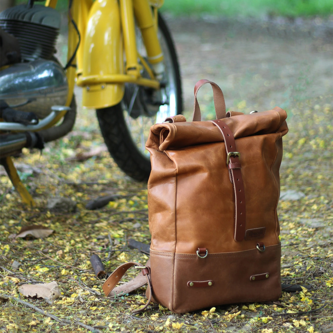 Trip Machine Backpack Pannier Classic - vintage tan. Klassische Motorrad-Gepäcktasche aus hellbraunen Leder im Retro-/Vintage-Stil, mit 15 Liter Volumen perfekt für einen Mehr-Tages Ausflug. Einfaches Montagesystem an nahezu jedem Motorrad möglich.