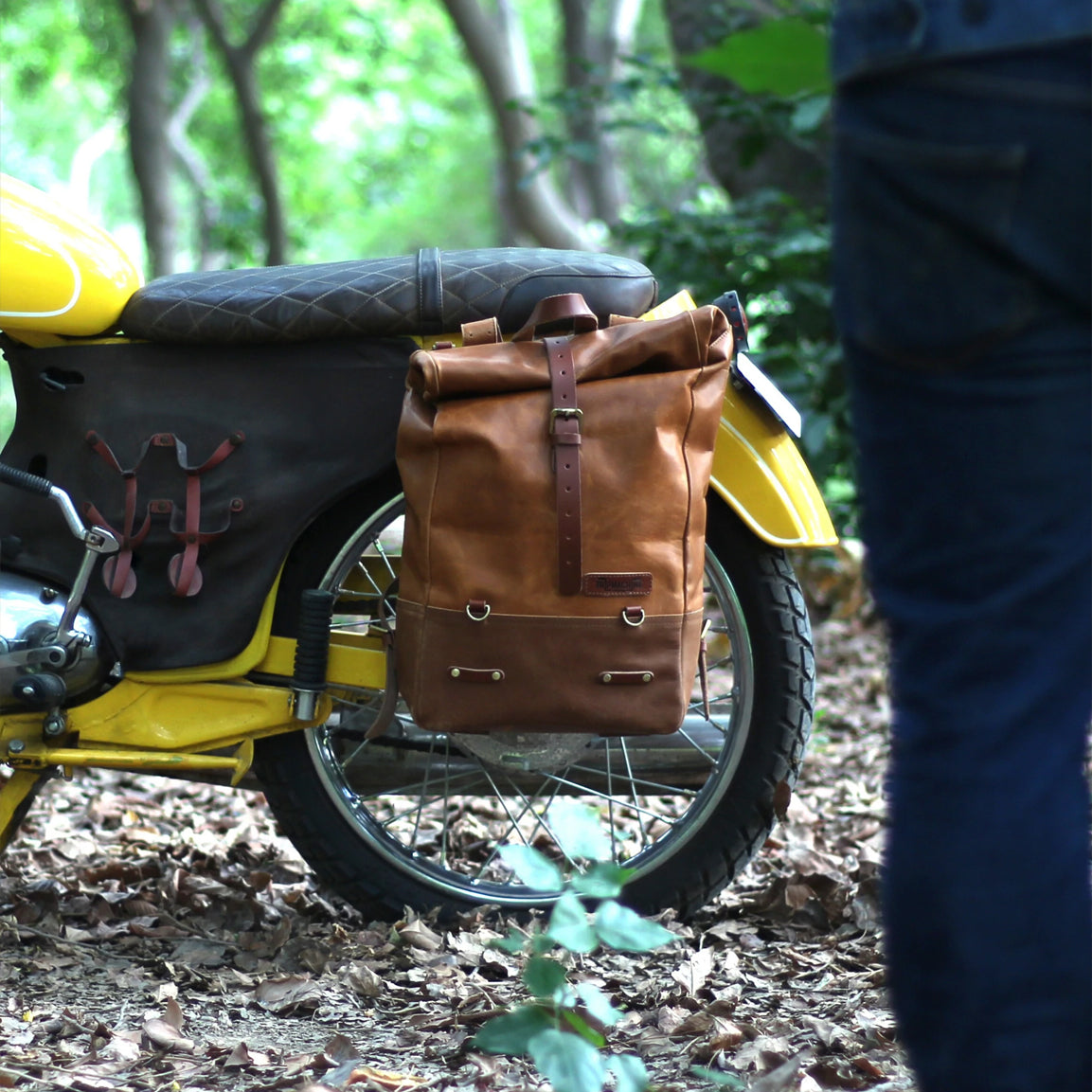 Trip Machine Backpack Pannier Classic - vintage tan. Klassische Motorrad-Gepäcktasche aus hellbraunen Leder im Retro-/Vintage-Stil, mit 15 Liter Volumen perfekt für einen Mehr-Tages Ausflug. Einfaches Montagesystem an nahezu jedem Motorrad möglich.