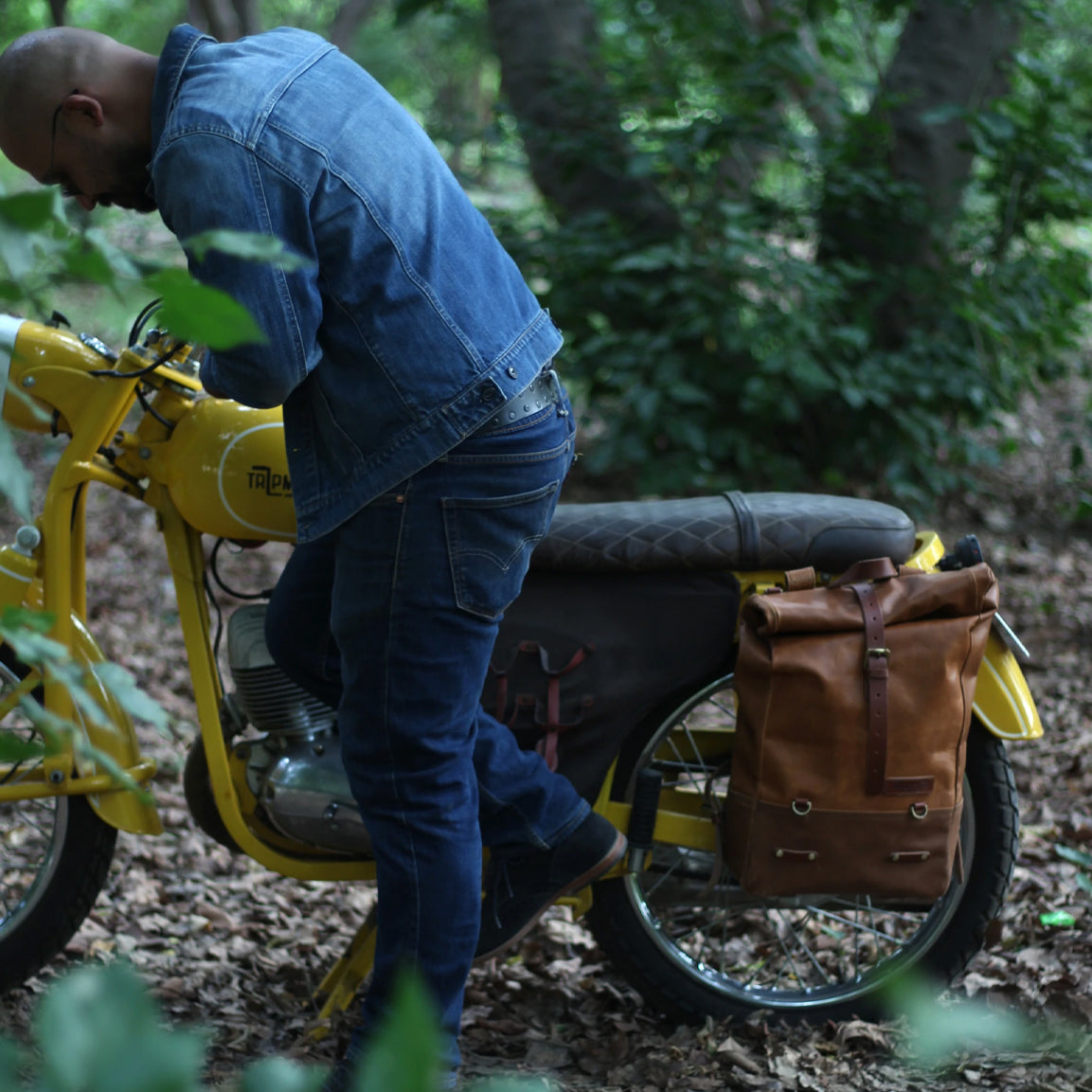 Trip Machine Backpack Pannier Classic - vintage tan. Klassische Motorrad-Gepäcktasche aus hellbraunen Leder im Retro-/Vintage-Stil, mit 15 Liter Volumen perfekt für einen Mehr-Tages Ausflug. Einfaches Montagesystem an nahezu jedem Motorrad möglich.