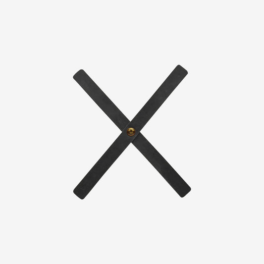 Das Headlight X Tape Classic von Tripmachine lässt an die guten alten Zeiten des Motorradfahrens zurück und ist eine Hommage an die Rennfahrer, die den Café Racer-Look beeinflusst haben. Aus echtem Leder in schwarz, mit einem Klebeband von 3M.