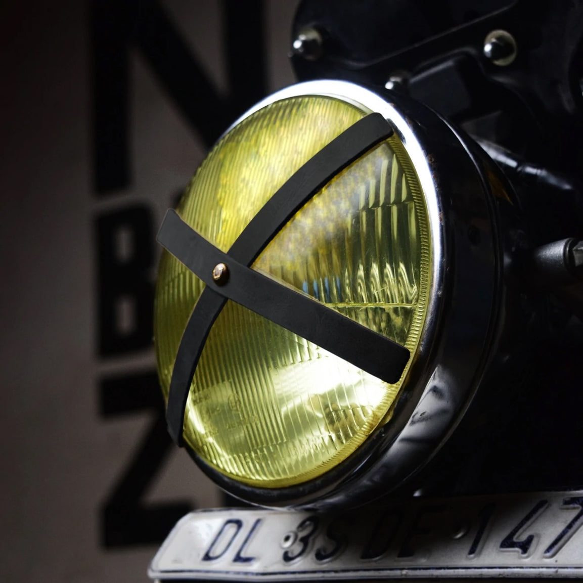 Das Headlight X Tape Classic von Tripmachine lässt an die guten alten Zeiten des Motorradfahrens zurück und ist eine Hommage an die Rennfahrer, die den Café Racer-Look beeinflusst haben. Aus echtem Leder in schwarz, mit einem Klebeband von 3M.