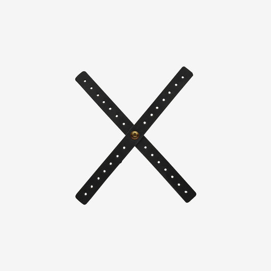 Das Headlight X Tape Perforated von Tripmachine lässt an die guten alten Zeiten des Motorradfahrens zurück und ist eine Hommage an die Rennfahrer, die den Café Racer-Look beeinflusst haben. Aus echtem Leder in schwarz, mit einem Klebeband von 3M.