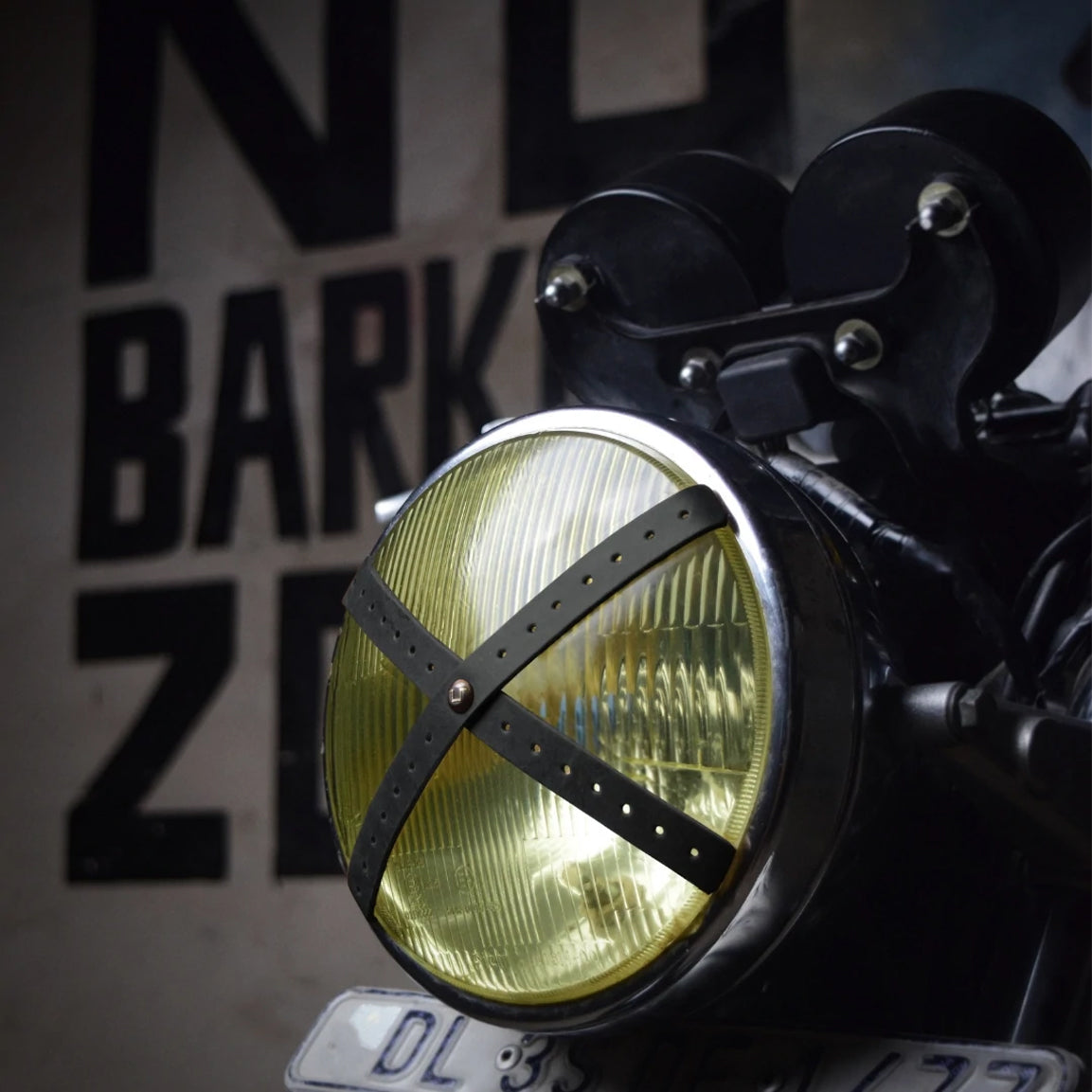 Das Headlight X Tape Perforated von Tripmachine lässt an die guten alten Zeiten des Motorradfahrens zurück und ist eine Hommage an die Rennfahrer, die den Café Racer-Look beeinflusst haben. Aus echtem Leder in schwarz, mit einem Klebeband von 3M.