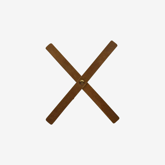 Headlight X Tape Classic von Tripmachine lässt an die guten alten Zeiten des Motorradfahrens zurück und ist eine Hommage an die Rennfahrer, die den Café Racer-Look beeinflusst haben. Aus echtem Leder in dunkelbraun, mit einem Klebeband von 3M.