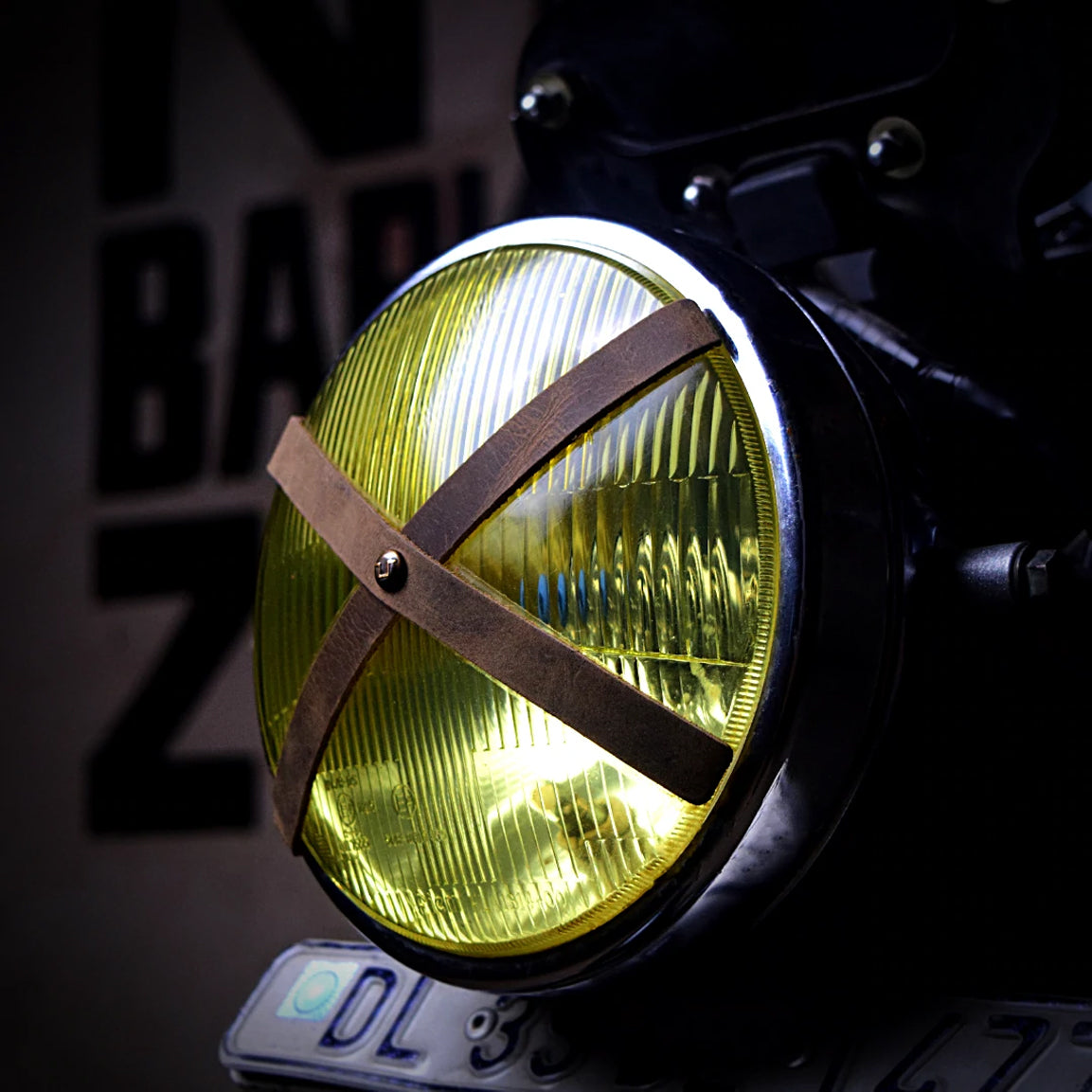 Headlight X Tape Classic von Tripmachine lässt an die guten alten Zeiten des Motorradfahrens zurück und ist eine Hommage an die Rennfahrer, die den Café Racer-Look beeinflusst haben. Aus echtem Leder in dunkelbraun, mit einem Klebeband von 3M.