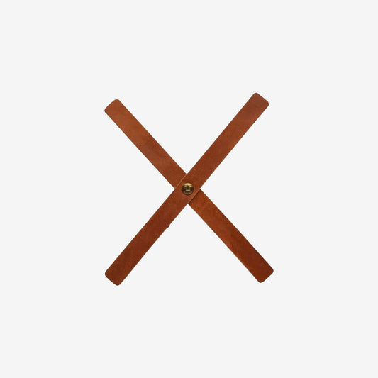 Das Headlight X Tape Classic von Tripmachine lässt an die guten alten Zeiten des Motorradfahrens zurück und ist eine Hommage an die Rennfahrer, die den Café Racer-Look beeinflusst haben. Aus echtem Leder in hellbraun, mit einem Klebeband von 3M.