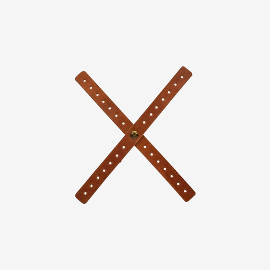 Das Headlight X Tape Perforated von Tripmachine lässt an die guten alten Zeiten des Motorradfahrens zurück und ist eine Hommage an die Rennfahrer, die den Café Racer-Look beeinflusst haben. Aus echtem Leder in hellbraun, mit einem Klebeband von 3M.