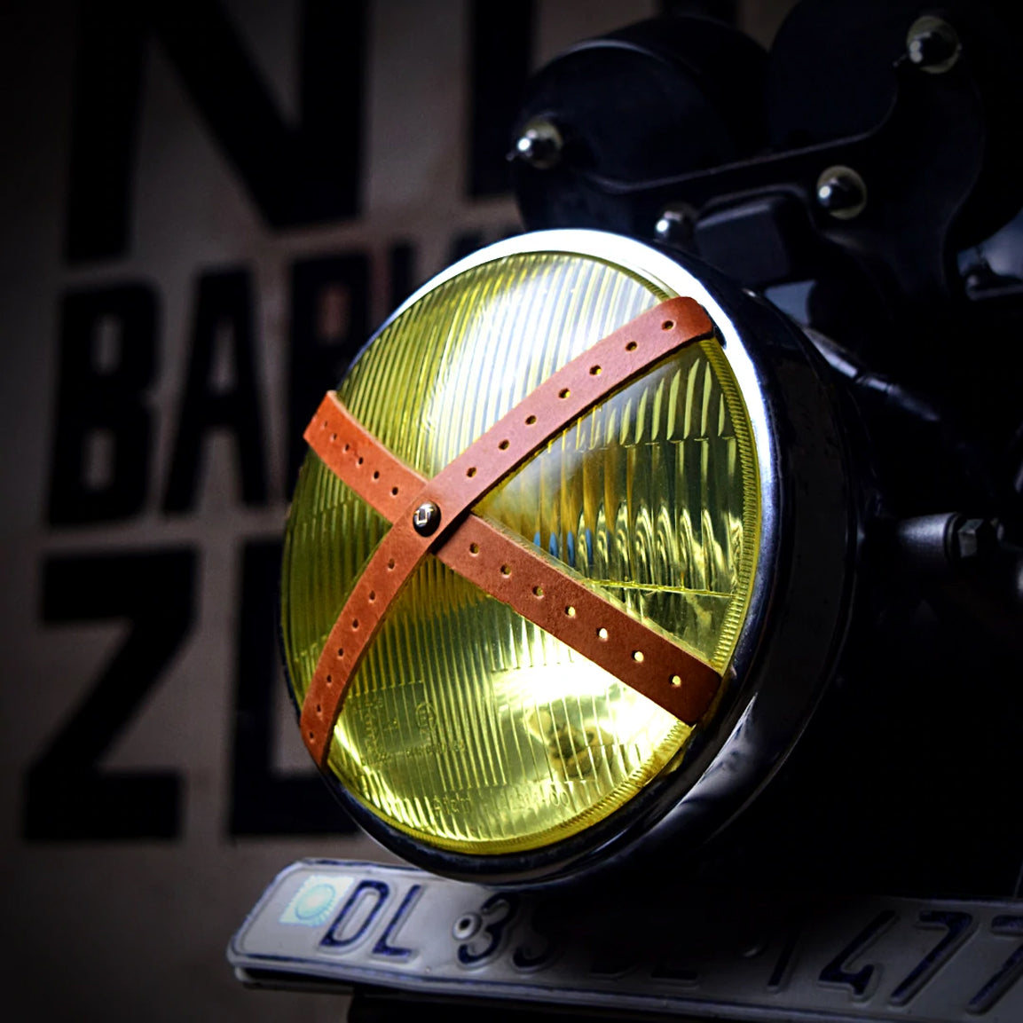 Das Headlight X Tape Perforated von Tripmachine lässt an die guten alten Zeiten des Motorradfahrens zurück und ist eine Hommage an die Rennfahrer, die den Café Racer-Look beeinflusst haben. Aus echtem Leder in hellbraun, mit einem Klebeband von 3M.