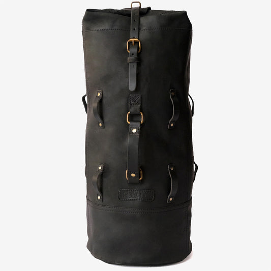 Trip Machine Military Duffel - black. Klassische Motorrad-Gepäcktasche aus schwarzem Leder im Retro-/Vintage-Stil, mit 24 Liter Volumen perfekt für einen Mehr-Tages Ausflug. Einfaches Montagesystem an nahezu jedem Motorrad möglich.