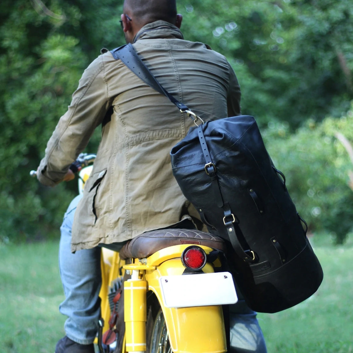 Trip Machine Military Duffel - black. Klassische Motorrad-Gepäcktasche aus schwarzem Leder im Retro-/Vintage-Stil, mit 24 Liter Volumen perfekt für einen Mehr-Tages Ausflug. Einfaches Montagesystem an nahezu jedem Motorrad möglich.