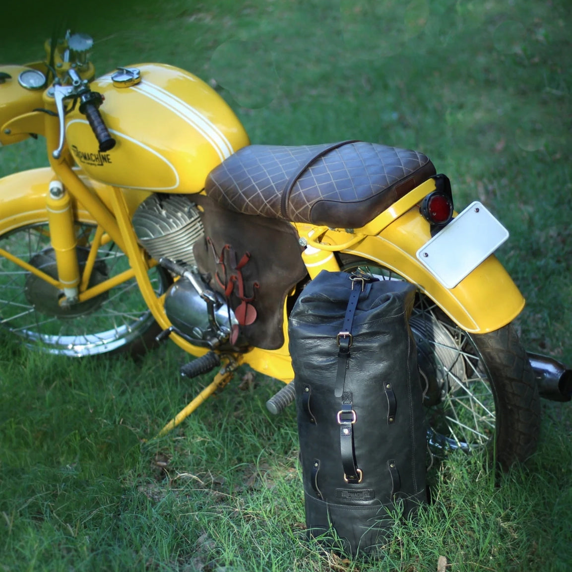 Trip Machine Military Duffel - black. Klassische Motorrad-Gepäcktasche aus schwarzem Leder im Retro-/Vintage-Stil, mit 24 Liter Volumen perfekt für einen Mehr-Tages Ausflug. Einfaches Montagesystem an nahezu jedem Motorrad möglich.
