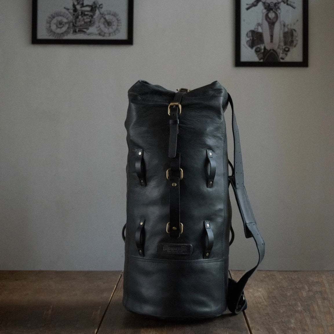 Trip Machine Military Duffel - black. Klassische Motorrad-Gepäcktasche aus schwarzem Leder im Retro-/Vintage-Stil, mit 24 Liter Volumen perfekt für einen Mehr-Tages Ausflug. Einfaches Montagesystem an nahezu jedem Motorrad möglich.