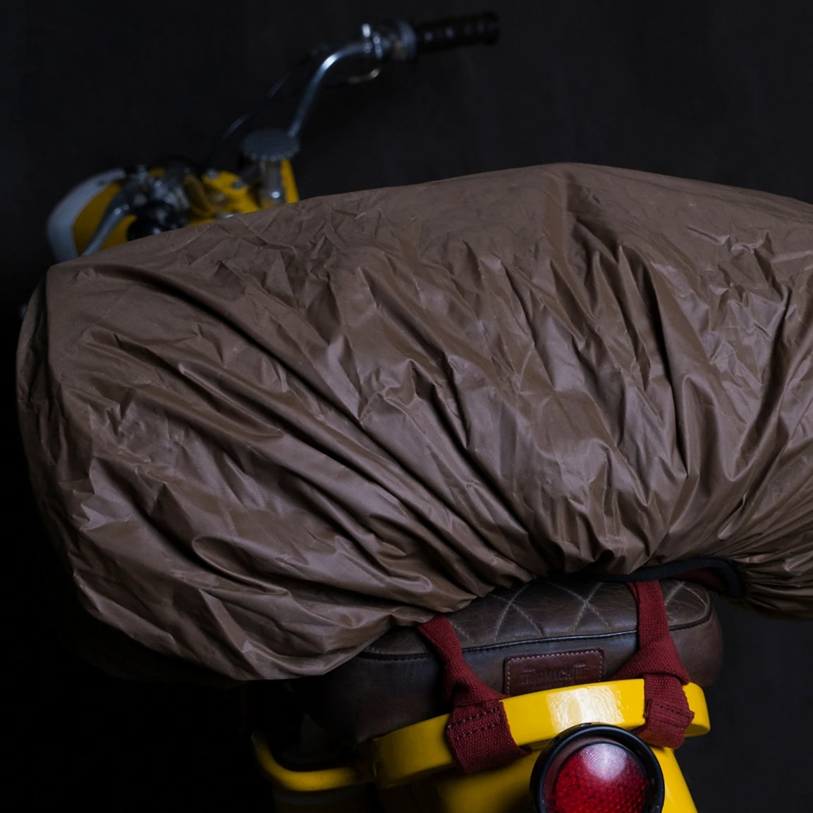 Trip Machine Military Duffel - black. Klassische Motorrad-Gepäcktasche aus schwarzem Leder im Retro-/Vintage-Stil, mit 24 Liter Volumen perfekt für einen Mehr-Tages Ausflug. Einfaches Montagesystem an nahezu jedem Motorrad möglich.