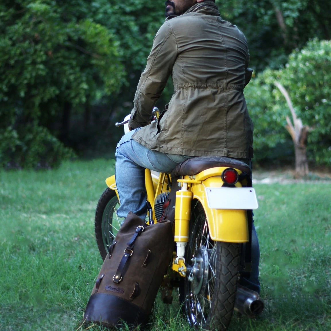 Trip Machine Military Duffel - tobacco. Klassische Motorrad-Gepäcktasche aus dunkelbraunem Leder im Retro-/Vintage-Stil, mit 24 Liter Volumen perfekt für einen Mehr-Tages Ausflug. Einfaches Montagesystem an nahezu jedem Motorrad möglich.
