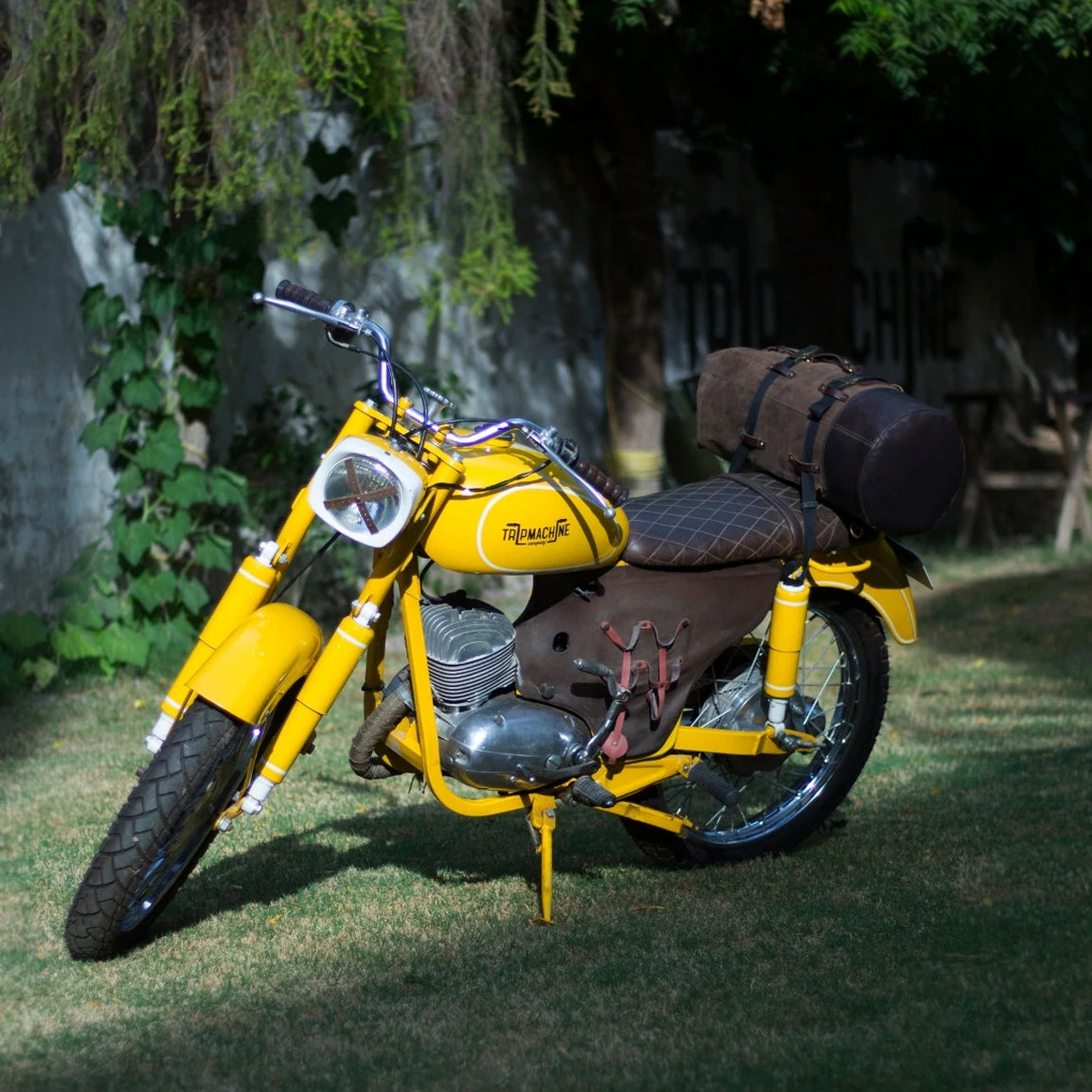 Trip Machine Military Duffel - tobacco. Klassische Motorrad-Gepäcktasche aus dunkelbraunem Leder im Retro-/Vintage-Stil, mit 24 Liter Volumen perfekt für einen Mehr-Tages Ausflug. Einfaches Montagesystem an nahezu jedem Motorrad möglich.