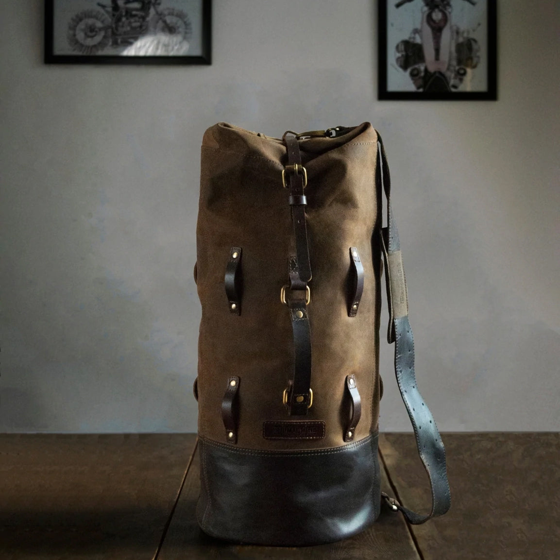 Trip Machine Military Duffel - tobacco. Klassische Motorrad-Gepäcktasche aus dunkelbraunem Leder im Retro-/Vintage-Stil, mit 24 Liter Volumen perfekt für einen Mehr-Tages Ausflug. Einfaches Montagesystem an nahezu jedem Motorrad möglich.