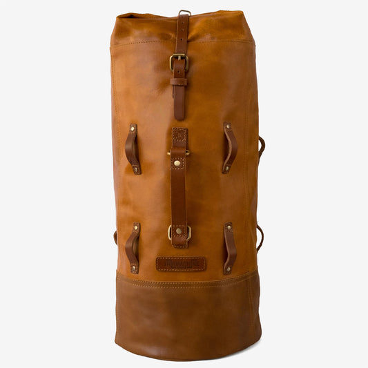 Trip Machine Military Duffel - vintage tan. Klassische Motorrad-Gepäcktasche aus hellbraunem Leder im Retro-/Vintage-Stil, mit 24 Liter Volumen perfekt für einen Mehr-Tages Ausflug. Einfaches Montagesystem an nahezu jedem Motorrad möglich.