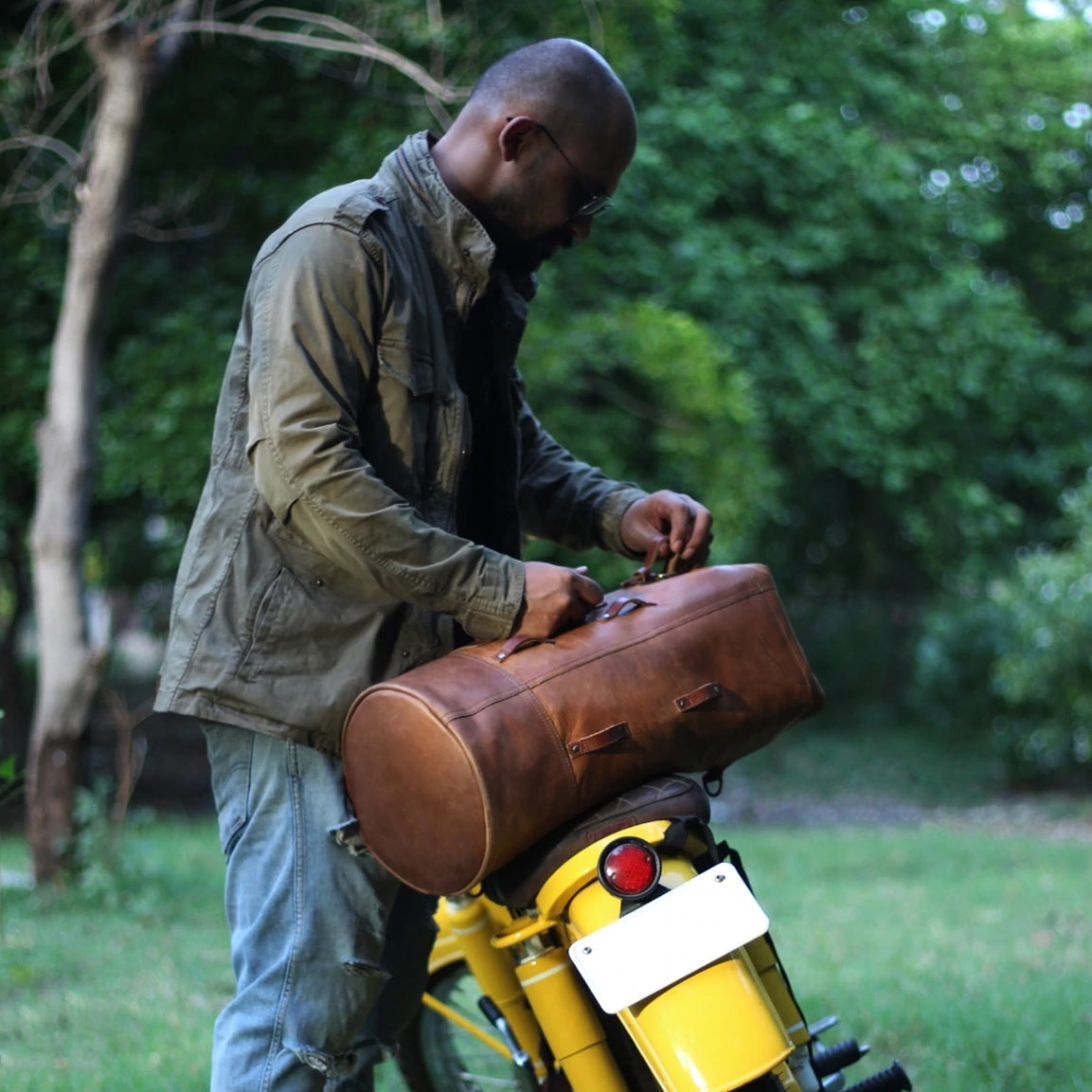 Trip Machine Military Duffel - vintage tan. Klassische Motorrad-Gepäcktasche aus hellbraunem Leder im Retro-/Vintage-Stil, mit 24 Liter Volumen perfekt für einen Mehr-Tages Ausflug. Einfaches Montagesystem an nahezu jedem Motorrad möglich.