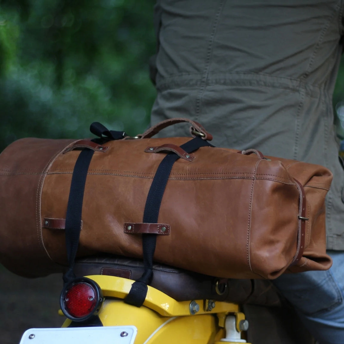 Trip Machine Military Duffel - vintage tan. Klassische Motorrad-Gepäcktasche aus hellbraunem Leder im Retro-/Vintage-Stil, mit 24 Liter Volumen perfekt für einen Mehr-Tages Ausflug. Einfaches Montagesystem an nahezu jedem Motorrad möglich.