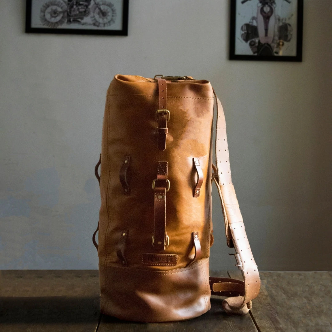 Trip Machine Military Duffel - vintage tan. Klassische Motorrad-Gepäcktasche aus hellbraunem Leder im Retro-/Vintage-Stil, mit 24 Liter Volumen perfekt für einen Mehr-Tages Ausflug. Einfaches Montagesystem an nahezu jedem Motorrad möglich.