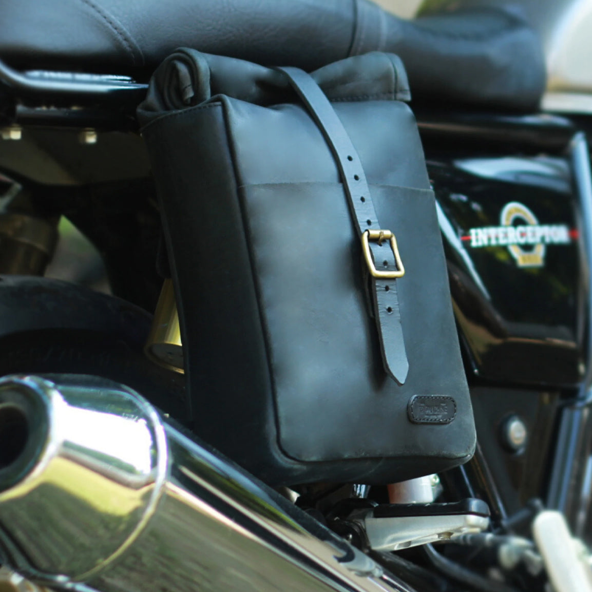 Tripmachine Mini Pannier Classic - black. Klassische Motorrad-Gepäcktasche aus schwarzem Leder im Retro-/Vintage-Stil, perfekt für einen Ein-Tages Ausflug. Einfaches Montagesystem an nahezu jedem Motorrad möglich.