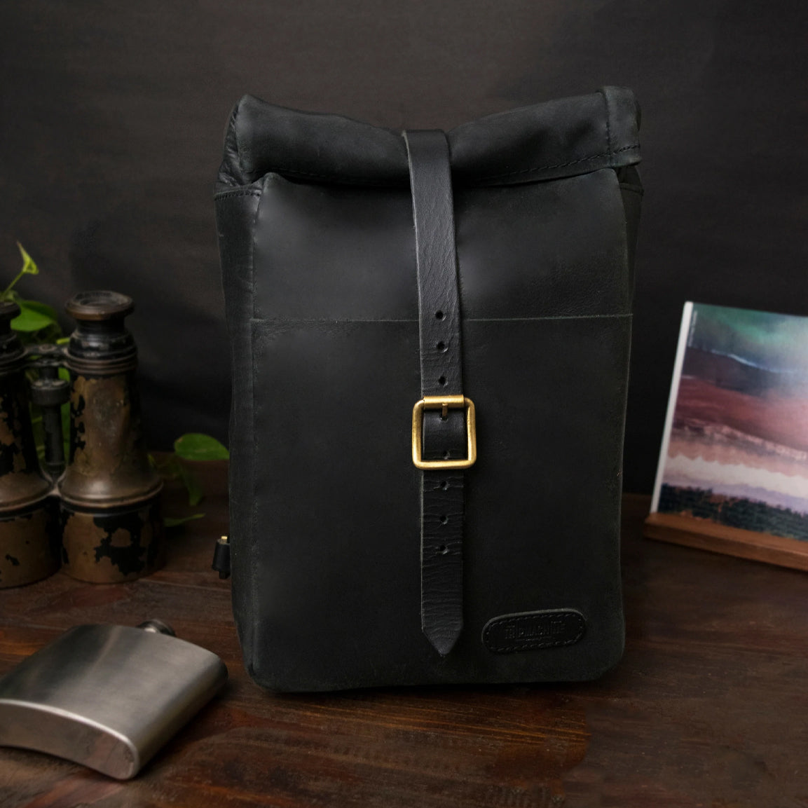 Tripmachine Mini Pannier Classic - black. Klassische Motorrad-Gepäcktasche aus schwarzem Leder im Retro-/Vintage-Stil, perfekt für einen Ein-Tages Ausflug. Einfaches Montagesystem an nahezu jedem Motorrad möglich.