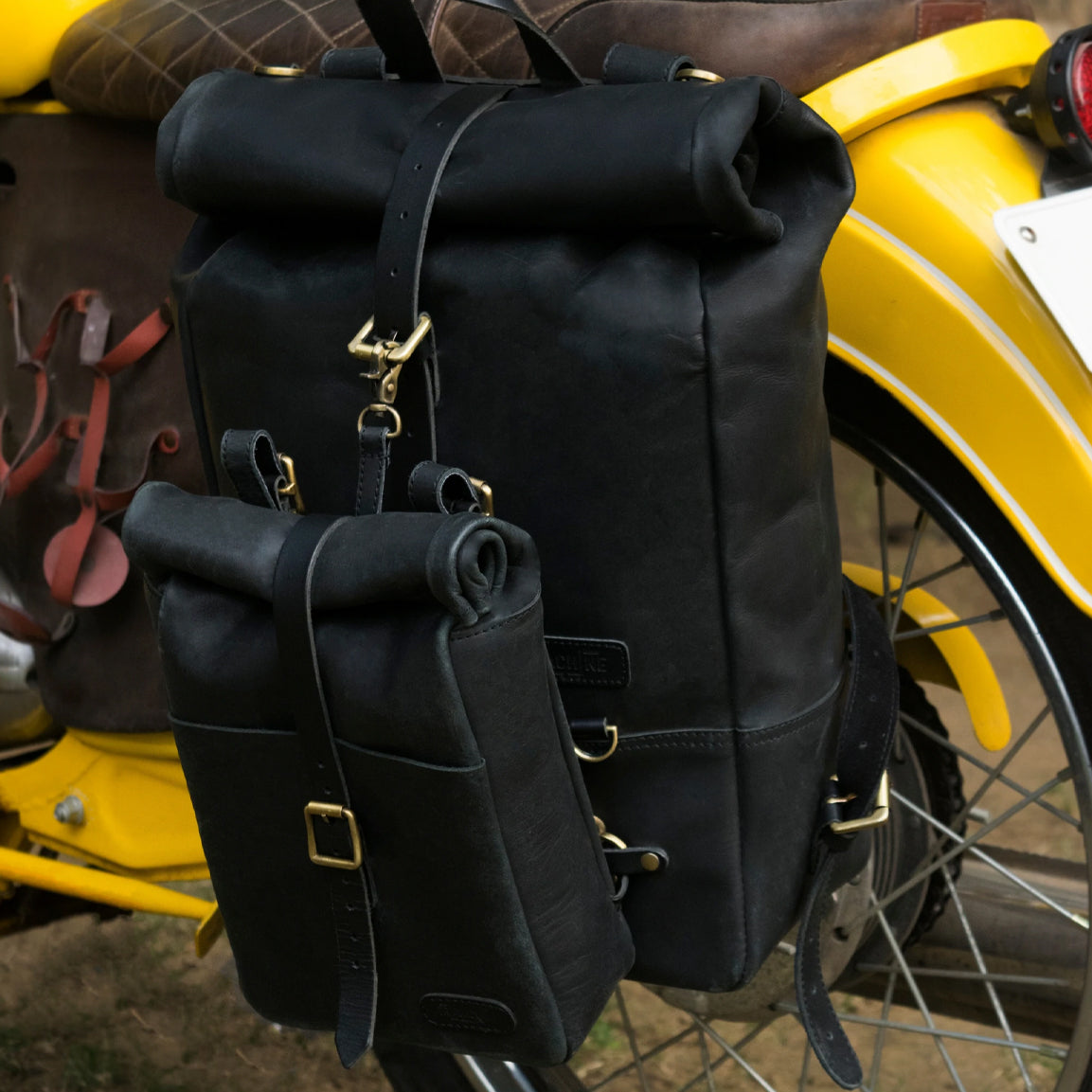 Tripmachine Mini Pannier Classic - black. Klassische Motorrad-Gepäcktasche aus schwarzem Leder im Retro-/Vintage-Stil, perfekt für einen Ein-Tages Ausflug. Einfaches Montagesystem an nahezu jedem Motorrad möglich.
