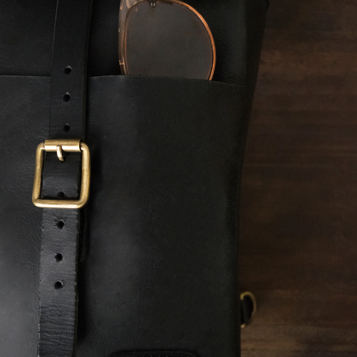 Tripmachine Mini Pannier Classic - black. Klassische Motorrad-Gepäcktasche aus schwarzem Leder im Retro-/Vintage-Stil, perfekt für einen Ein-Tages Ausflug. Einfaches Montagesystem an nahezu jedem Motorrad möglich.