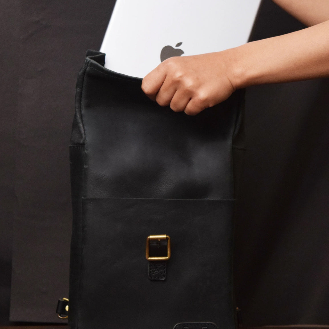 Tripmachine Mini Pannier Classic - black. Klassische Motorrad-Gepäcktasche aus schwarzem Leder im Retro-/Vintage-Stil, perfekt für einen Ein-Tages Ausflug. Einfaches Montagesystem an nahezu jedem Motorrad möglich.