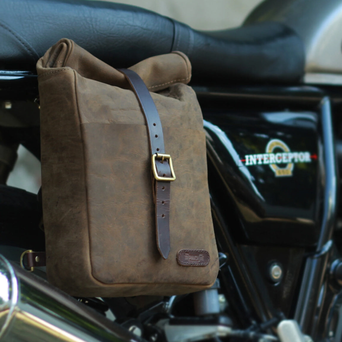 Tripmachine Mini Pannier Classic - tobacco. Klassische Motorrad-Gepäcktasche aus dunkelbraunen Leder im Retro-/Vintage-Stil, perfekt für einen Ein-Tages Ausflug. Einfaches Montagesystem an nahezu jedem Motorrad möglich.