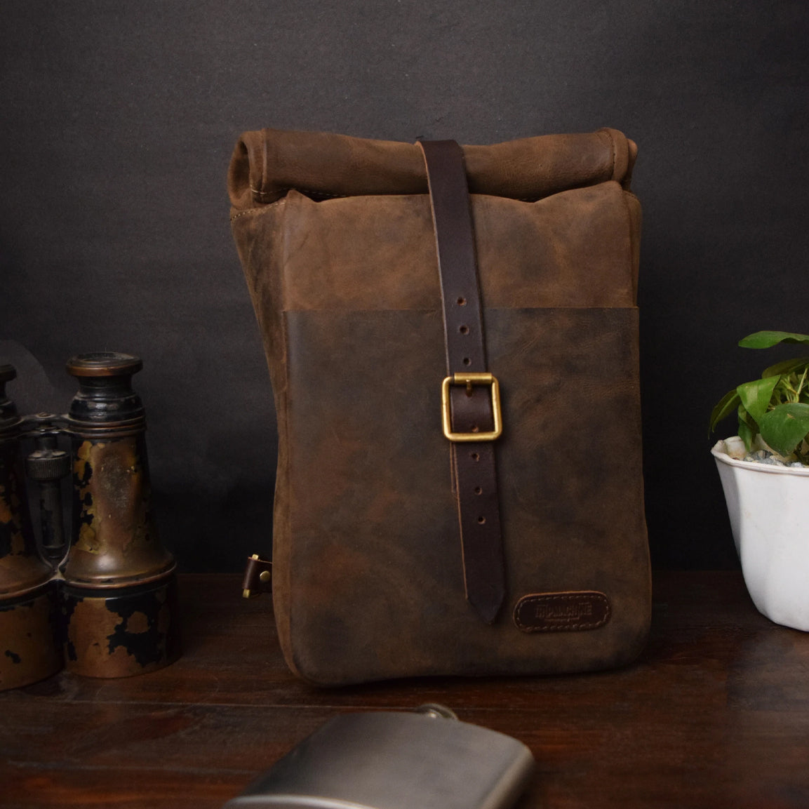 Tripmachine Mini Pannier Classic - tobacco. Klassische Motorrad-Gepäcktasche aus dunkelbraunen Leder im Retro-/Vintage-Stil, perfekt für einen Ein-Tages Ausflug. Einfaches Montagesystem an nahezu jedem Motorrad möglich.