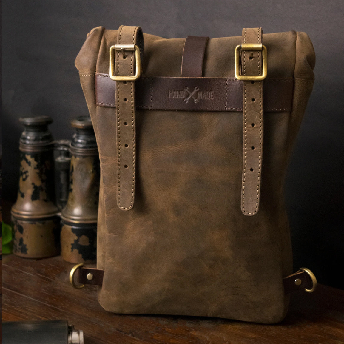 Tripmachine Mini Pannier Classic - tobacco. Klassische Motorrad-Gepäcktasche aus dunkelbraunen Leder im Retro-/Vintage-Stil, perfekt für einen Ein-Tages Ausflug. Einfaches Montagesystem an nahezu jedem Motorrad möglich.