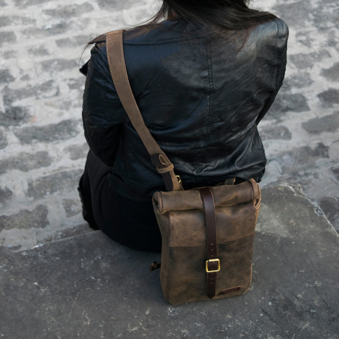 Tripmachine Mini Pannier Classic - tobacco. Klassische Motorrad-Gepäcktasche aus dunkelbraunen Leder im Retro-/Vintage-Stil, perfekt für einen Ein-Tages Ausflug. Einfaches Montagesystem an nahezu jedem Motorrad möglich.