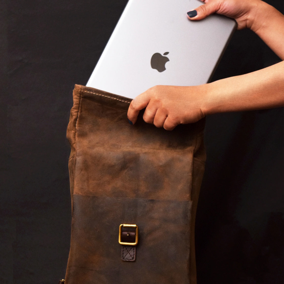 Tripmachine Mini Pannier Classic - tobacco. Klassische Motorrad-Gepäcktasche aus dunkelbraunen Leder im Retro-/Vintage-Stil, perfekt für einen Ein-Tages Ausflug. Einfaches Montagesystem an nahezu jedem Motorrad möglich.