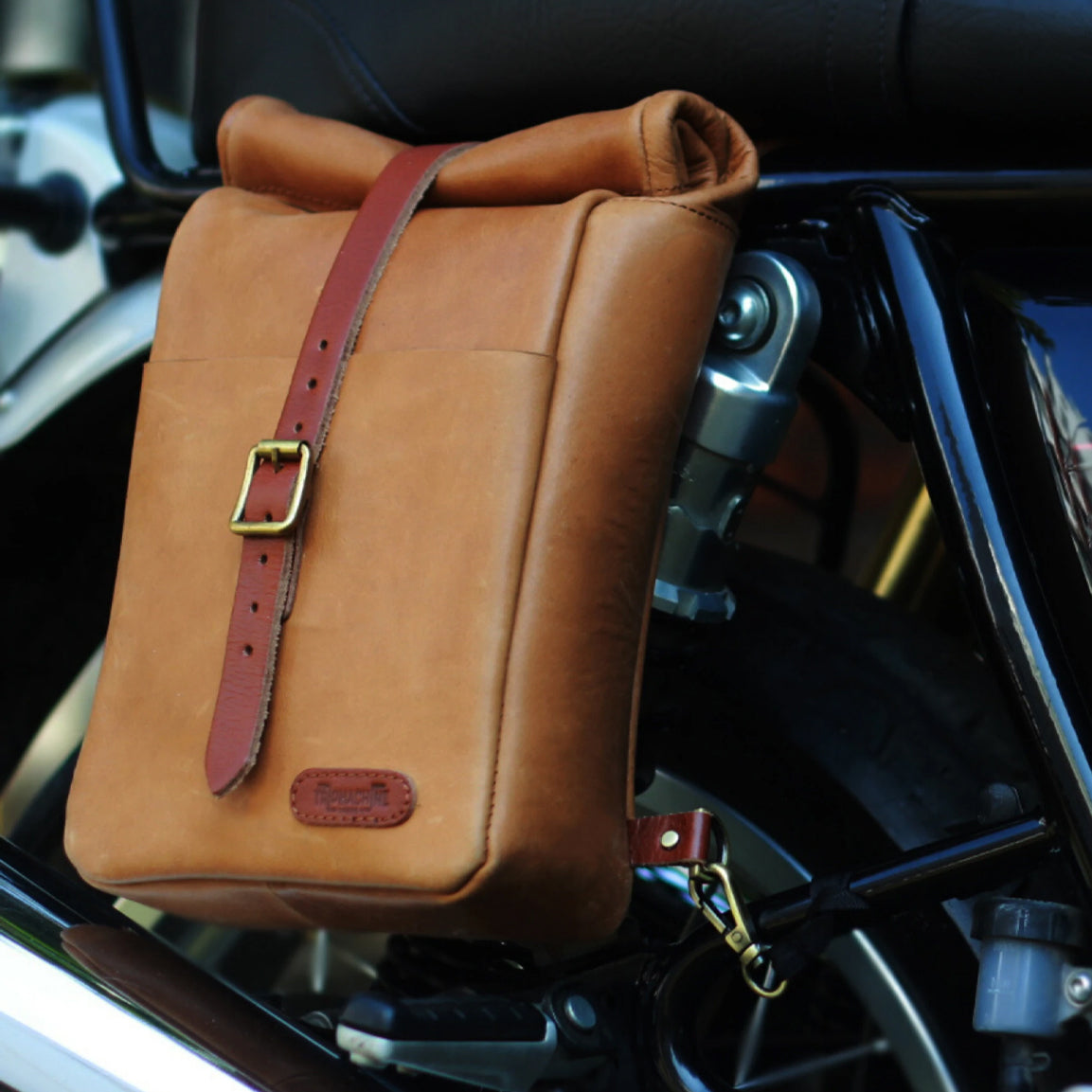 Tripmachine Mini Pannier Classic - vintage tan. Klassische Motorrad-Gepäcktasche aus hellbraunen Leder im Retro-/Vintage-Stil, perfekt für einen Ein-Tages Ausflug. Einfaches Montagesystem an nahezu jedem Motorrad möglich.
