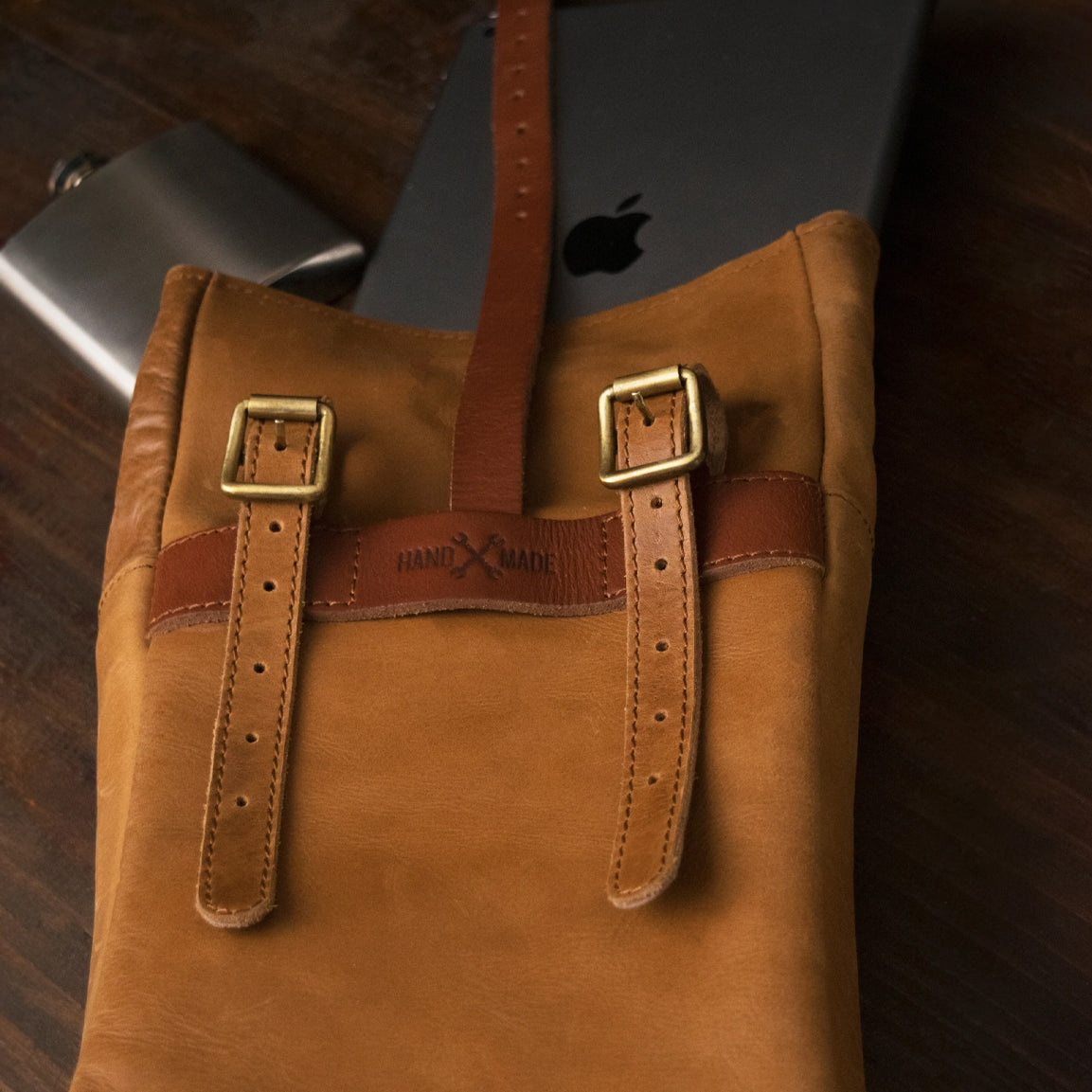 Tripmachine Mini Pannier Classic - vintage tan. Klassische Motorrad-Gepäcktasche aus hellbraunen Leder im Retro-/Vintage-Stil, perfekt für einen Ein-Tages Ausflug. Einfaches Montagesystem an nahezu jedem Motorrad möglich.