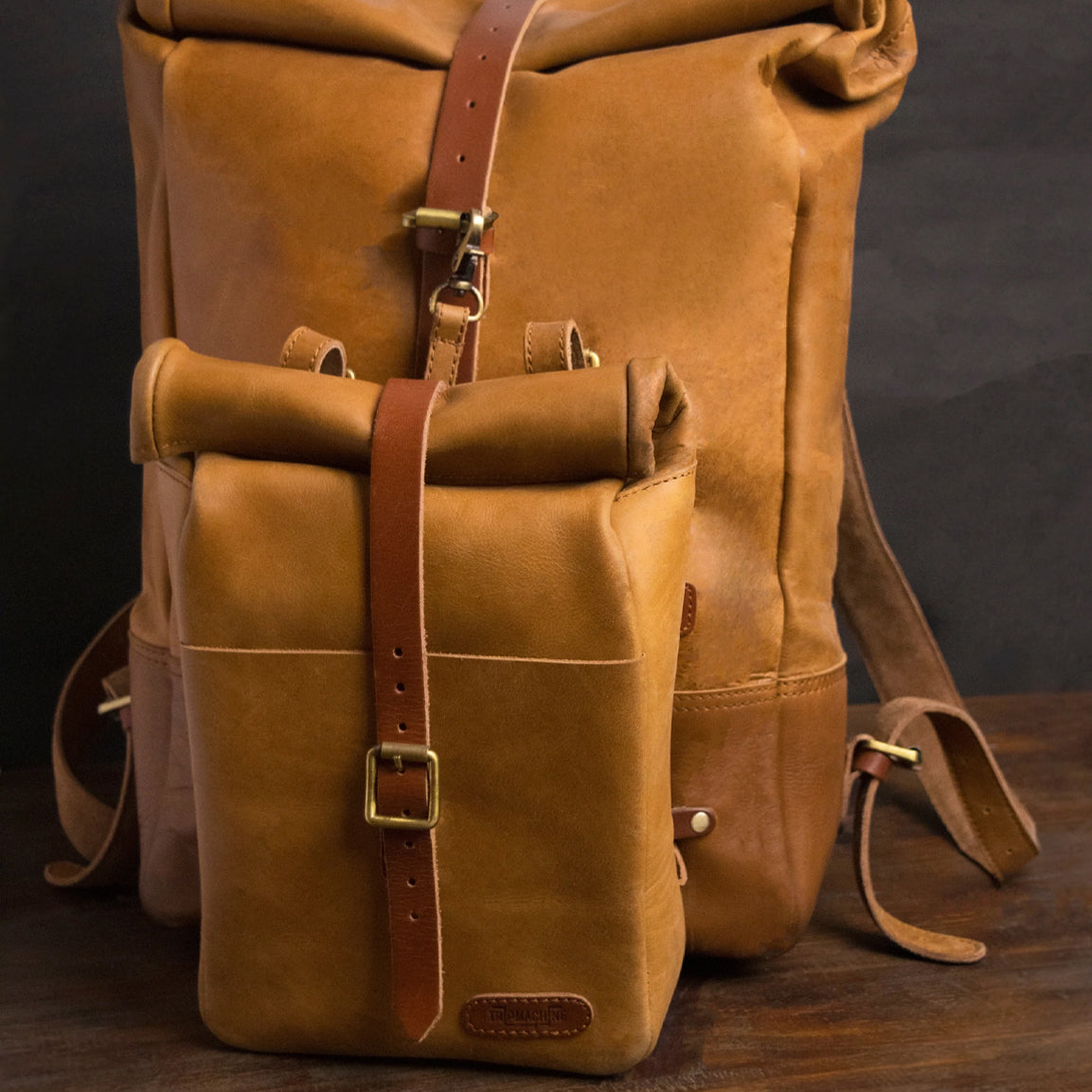 Tripmachine Mini Pannier Classic - vintage tan. Klassische Motorrad-Gepäcktasche aus hellbraunen Leder im Retro-/Vintage-Stil, perfekt für einen Ein-Tages Ausflug. Einfaches Montagesystem an nahezu jedem Motorrad möglich.