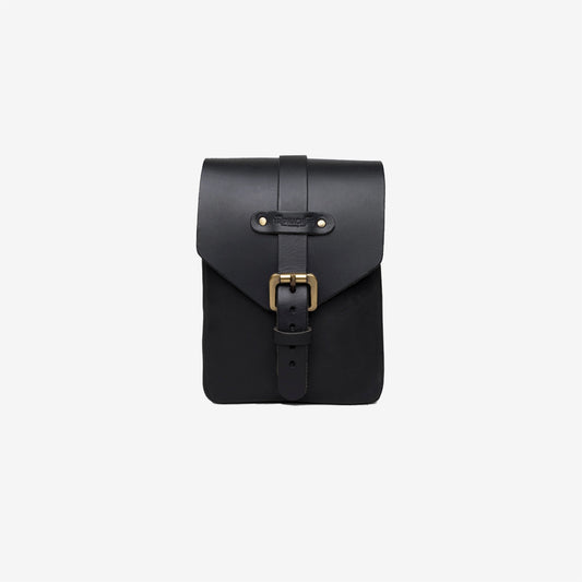 Tripmachine Tank Pouch - black. Handlicher Tankrucksack im Retro-Stil aus echtem Leder. Ohne Befestigungsadapter, hält alleine mit 6 superstarken Magneten sicher am Tank. Optisch perfekt für alle Heritage Bikes, Cafe Racer, Bobber und Scrambler.