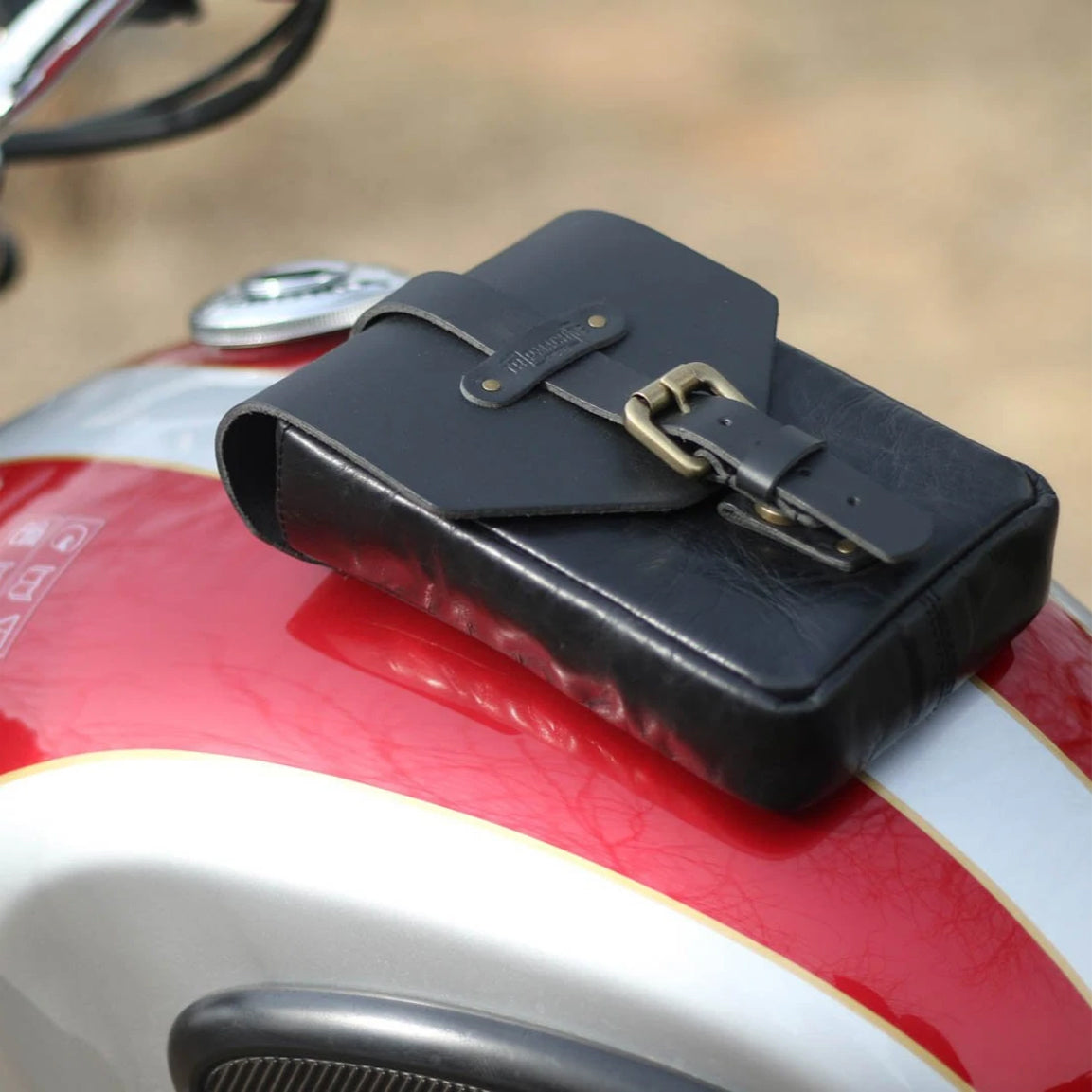 Tripmachine Tank Pouch - black. Handlicher Tankrucksack im Retro-Stil aus echtem Leder. Ohne Befestigungsadapter, hält alleine mit 6 superstarken Magneten sicher am Tank. Optisch perfekt für alle Heritage Bikes, Cafe Racer, Bobber und Scrambler.