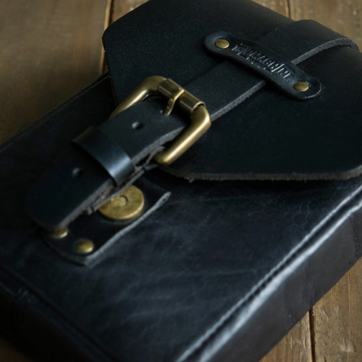 Tripmachine Tank Pouch - black. Handlicher Tankrucksack im Retro-Stil aus echtem Leder. Ohne Befestigungsadapter, hält alleine mit 6 superstarken Magneten sicher am Tank. Optisch perfekt für alle Heritage Bikes, Cafe Racer, Bobber und Scrambler.
