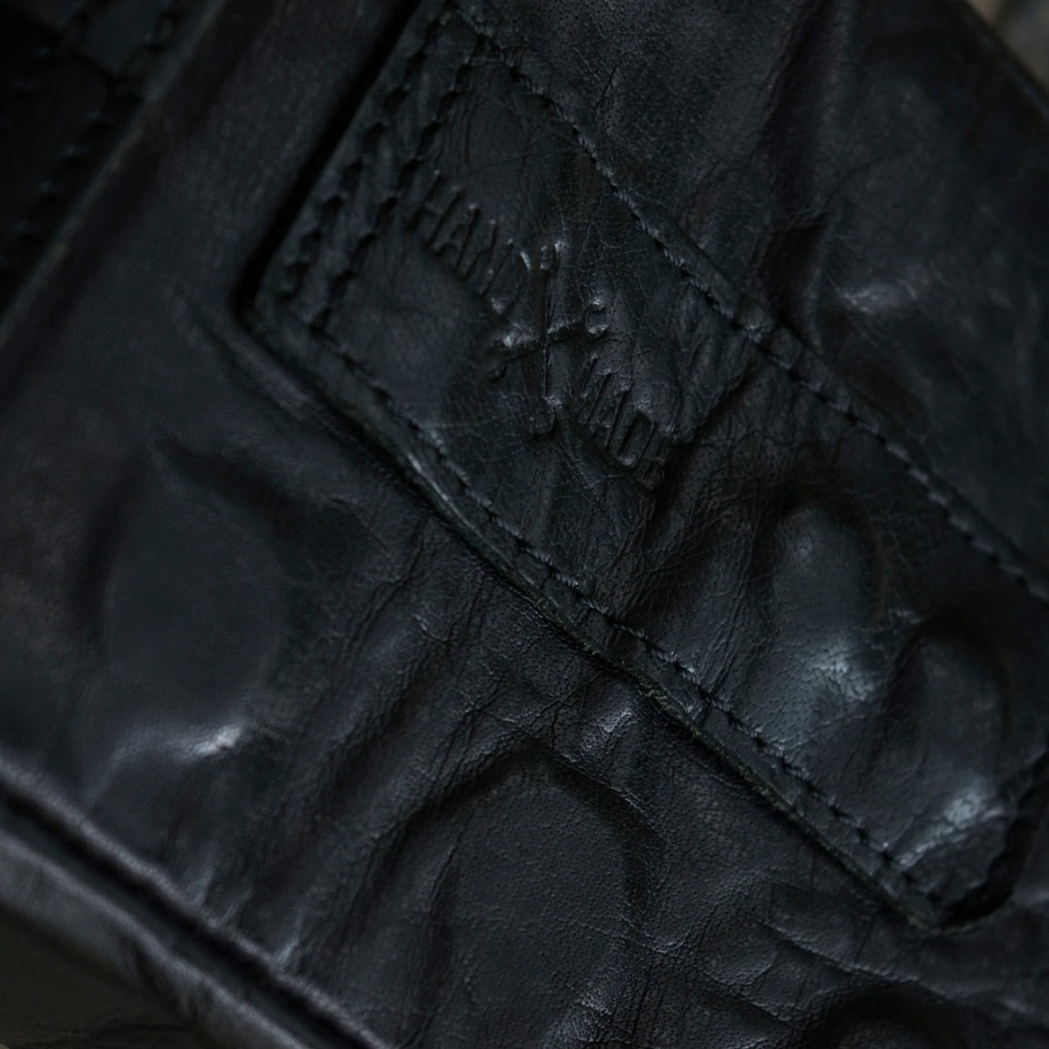 Tripmachine Tank Pouch - black. Handlicher Tankrucksack im Retro-Stil aus echtem Leder. Ohne Befestigungsadapter, hält alleine mit 6 superstarken Magneten sicher am Tank. Optisch perfekt für alle Heritage Bikes, Cafe Racer, Bobber und Scrambler.