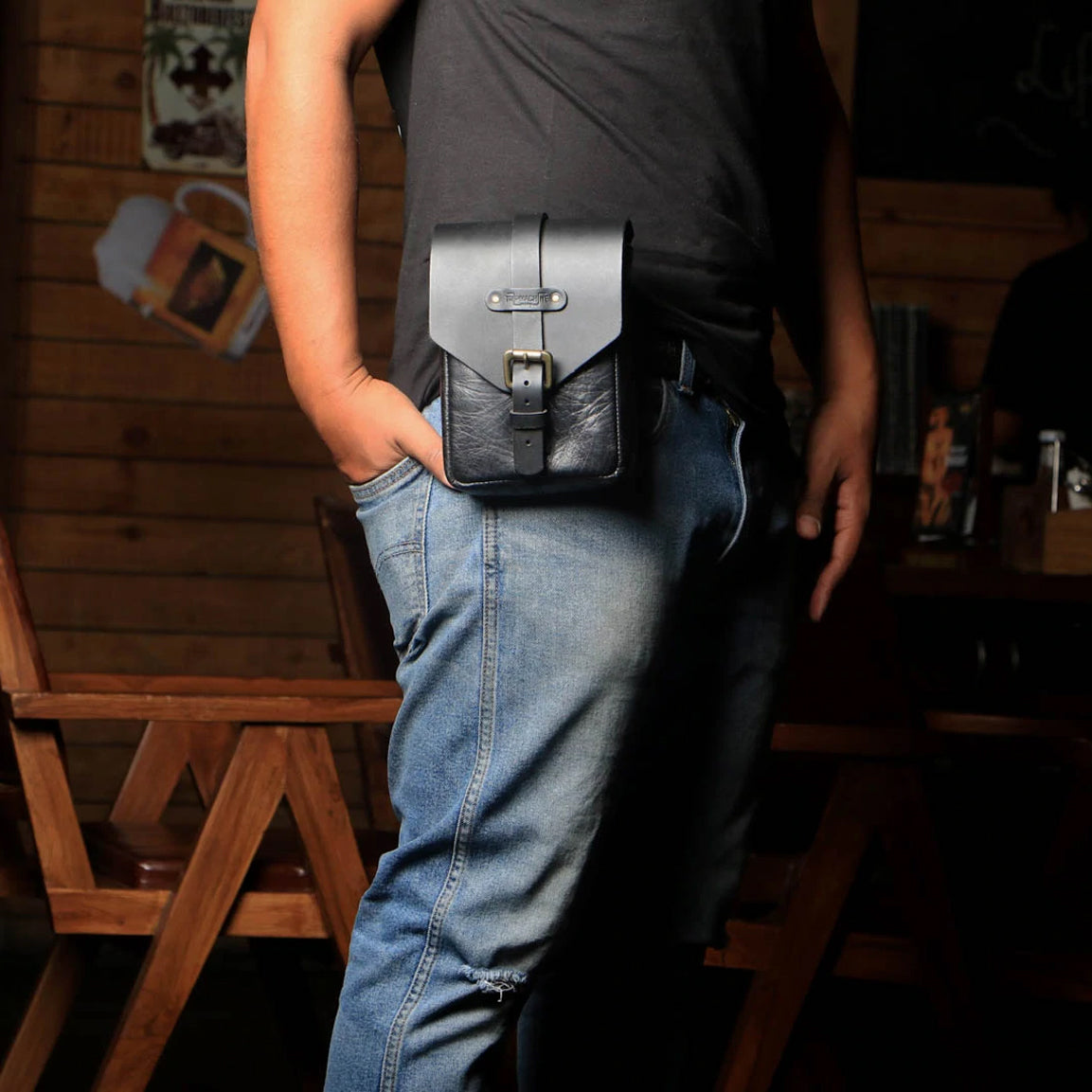 Tripmachine Tank Pouch - black. Handlicher Tankrucksack im Retro-Stil aus echtem Leder. Ohne Befestigungsadapter, hält alleine mit 6 superstarken Magneten sicher am Tank. Optisch perfekt für alle Heritage Bikes, Cafe Racer, Bobber und Scrambler.