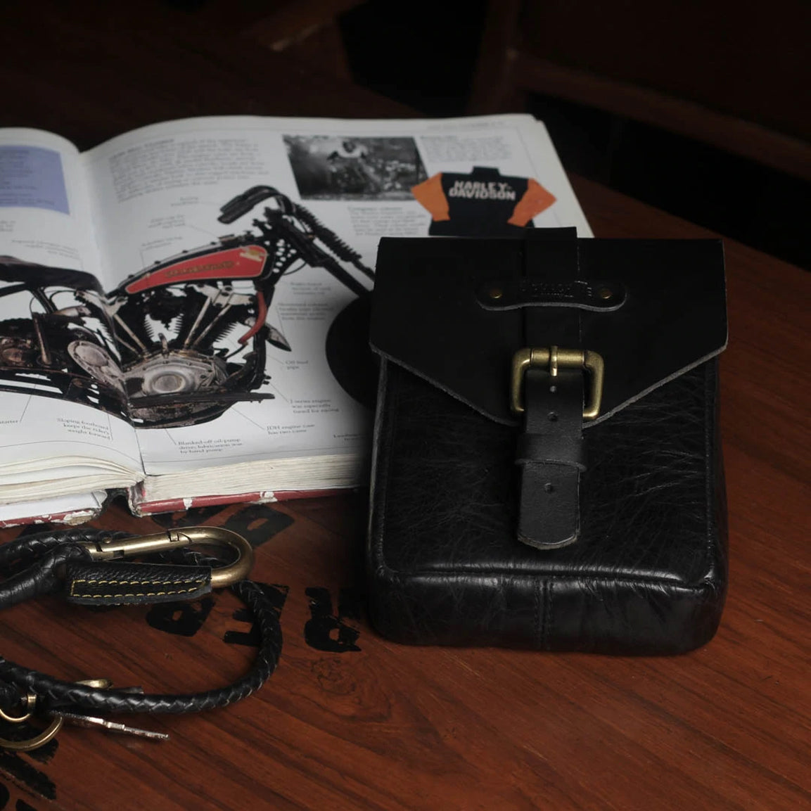 Tripmachine Tank Pouch - black. Handlicher Tankrucksack im Retro-Stil aus echtem Leder. Ohne Befestigungsadapter, hält alleine mit 6 superstarken Magneten sicher am Tank. Optisch perfekt für alle Heritage Bikes, Cafe Racer, Bobber und Scrambler.